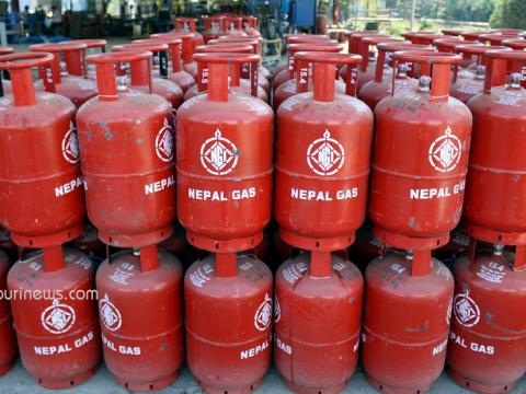 धरानमा खाना पकाउने ग्यासको अभाव,आयल निगम भने ग्यास पर्याप्त मात्रामा आउँछ भन्दै 