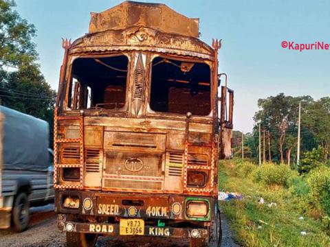 झापामा दुर्गा प्रसाईका समर्थकले जलाए दुई भारतीय ट्रक, चालक जलेर घाइते