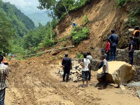 ताप्लेजुङमा पहिरोले झारेको ढुङ्गा गाडीमा लाग्दा महिलाको मृत्यु