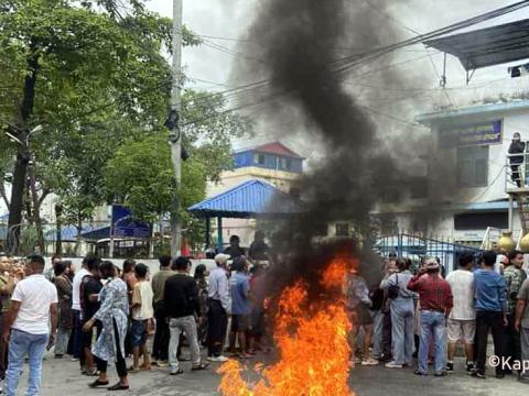 प्रहरी कार्यालयको गेटमै टायर बालेर दिनभर प्रदर्शन