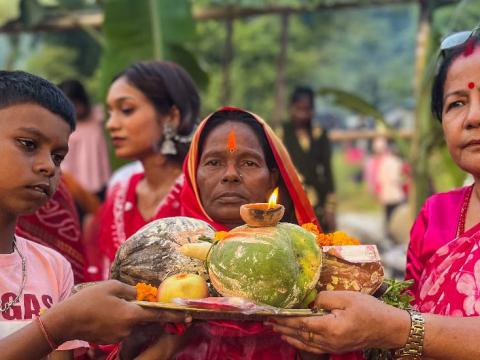 धरानको सर्दु र सेउती खोलामा छठ पर्व मनाउने समावेशी व्रतालुहरू बढे