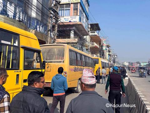 क्षमता भन्दा बढी विद्यार्थी बोक्ने इटहरीका स्कुल बस कारबाहीमा 