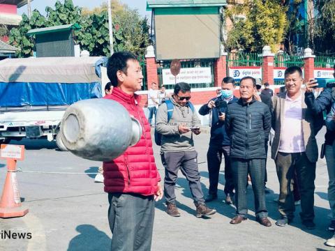 हर्क साम्पाङको रित्तो गाग्री र जलश्रोतको दोस्रो धनी देश नेपालमा खानेपानीको अवस्था