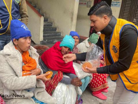 लियो र लायन्स क्लबले दियो वृद्ध वृद्धालाई न्यानो कपडा