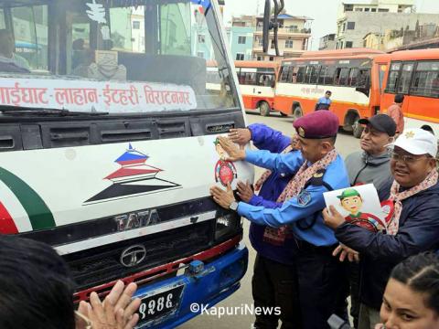 सवारी साधनमा चालकलाई सचेत गराउने स्टिकर टाँस्ने अभियान