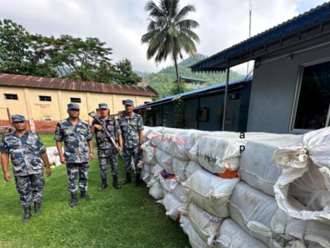 धरान–१३ शिव धारामा ट्रक सहित २ हजार १३० केजी गाँजा पक्राउ, चालक फरार 