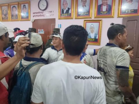 नगर प्रमुख साम्पाङका समर्थकद्वारा उपप्रमुख बेघालाई हातपात गर्न खोजियो 
