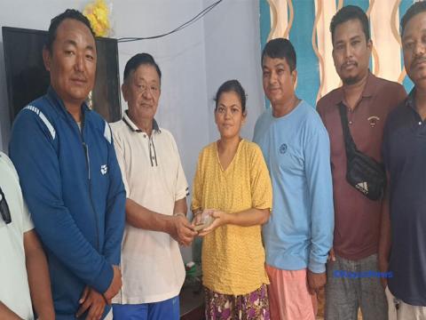 मिर्गौला पीडित संजिता खड्गीलाई वाईसियलको ६२ हजार ८६५ रुपैयाँ 
