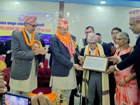 इटहरीमा आठ जना वरिष्ठ कानून व्यवसायी सम्मानित
