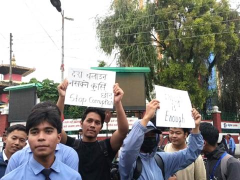 सामाजीक सञ्जालमा रुमल्लिएका नयाँ ‘जेनजी’ पुस्ताको घर बाहिर, सडकमा प्रदर्शन 