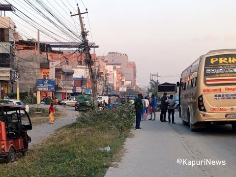 इटहरीमा अनधिकृत पार्किङ शुल्क : राजमार्गमा गुडिरहेको गाडीबाट पैसा असुली