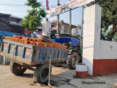 धरान उपमहानगरपालिका कार्यालय गेटैको खाल्डोमा ट्र्याक्टर फस्यो 