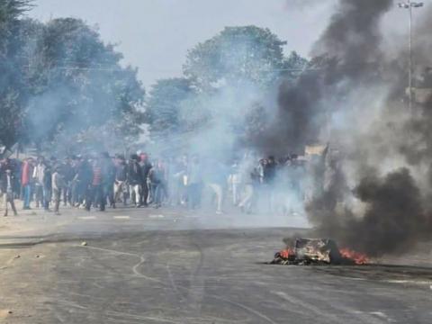 तस्करी नियन्त्रणको नाममा गोली हानी हत्या,तनावग्रस्त लौकहीमा अश्रुग्याँस प्रहार तस्करी नियन्त्रणको नाममा गोली हानी हत्या,तनावग्रस्त लौकहीमा अश्रुग्याँस प्रहार