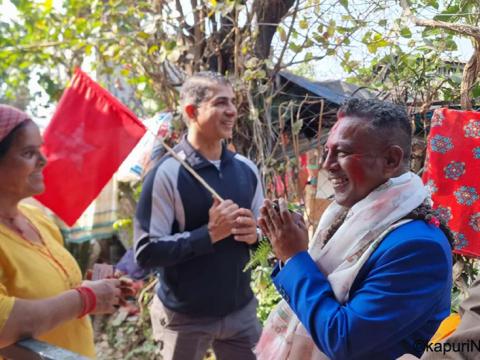 नेपाली कम्युनिष्टका मनोज भट्टराई घरदैलोमा भोट माग्दै नेपाली कम्युनिष्टका मनोज भट्टराई घरदैलोमा भोट माग्दै