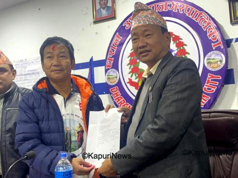 धरान नगर प्रमुख हर्क साम्पाङ र वडा १७ का अध्यक्ष मनोज भट्टराई दुवैले पदबाट दिए राजीनामा 