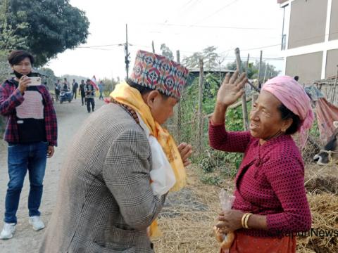 सुनसरी १ मा काँग्रेसका सुजेन्द्र आशीर्वाद लिँदै मत माग्दै
