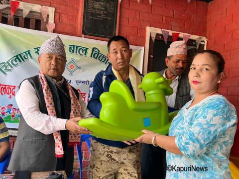 सिलाम साक्मा बालविकास केन्द्रलाई १ लाखको सामाग्री 