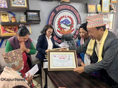 रङ्गभेद उन्मूलन दिवसमा सुरेश गन्धर्व सहित ७ जना परम्परागत पेशाकर्मी सम्मानित रङ्गभेद उन्मूलन दिवसमा सुरेश गन्धर्व सहित ७ जना परम्परागत पेशाकर्मी सम्मानित