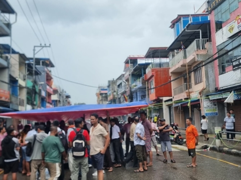 देशीलाइन दुईतर्फी सडकको माग गर्दै व्यवसायीको आन्दोलन,पसल बन्द गरी धर्ना