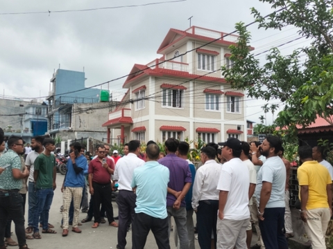 औषधि व्यवसायीलाई बिचौलिया भन्दै पक्राउ गरिएकोमा इलाका प्रहरी अगाडी  विरोध प्रदर्शन