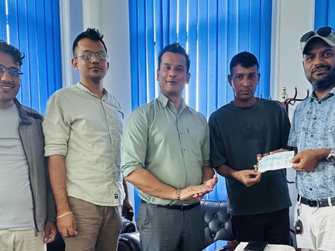 घाइते टेलिभिजनकर्मीलाई दुर्घटना बिमा बापतको रकम हस्तान्तरण घाइते टेलिभिजनकर्मीलाई दुर्घटना बिमा बापतको रकम हस्तान्तरण