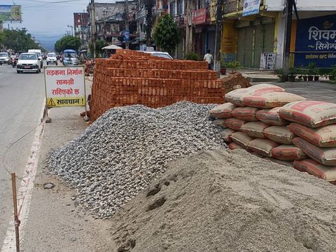 धरान उपमहानगरपालिकाद्वारा सडकमा निर्माण सामग्री राख्नेहरूलाई ७ दिने अल्टिमेटम धरान उपमहानगरपालिकाद्वारा सडकमा निर्माण सामग्री राख्नेहरूलाई ७ दिने अल्टिमेटम
