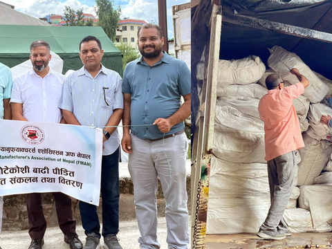 बाढी पीडितकालागि फुटवेयर म्यानुफ्याक्चरर्स एसोसिएसनको ५० लाख बढी सहयोग