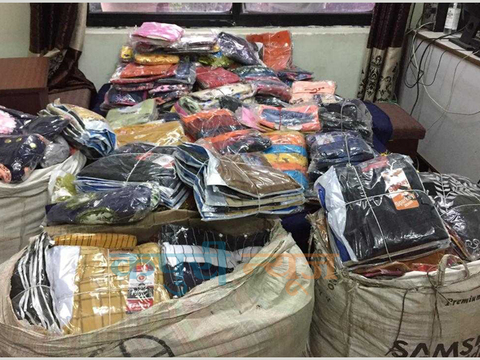 भन्सार छलेर दशैं व्यापार सुरु, रजनीगन्धा सहित लाखौँको लुगाफाटा पक्राउ भन्सार छलेर दशैं व्यापार सुरु, रजनीगन्धा सहित लाखौँको लुगाफाटा पक्राउ